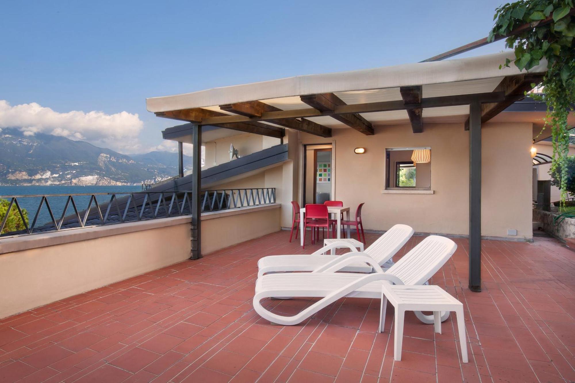 Apartamento Watercolor Loft Torri Del Benaco Exterior foto