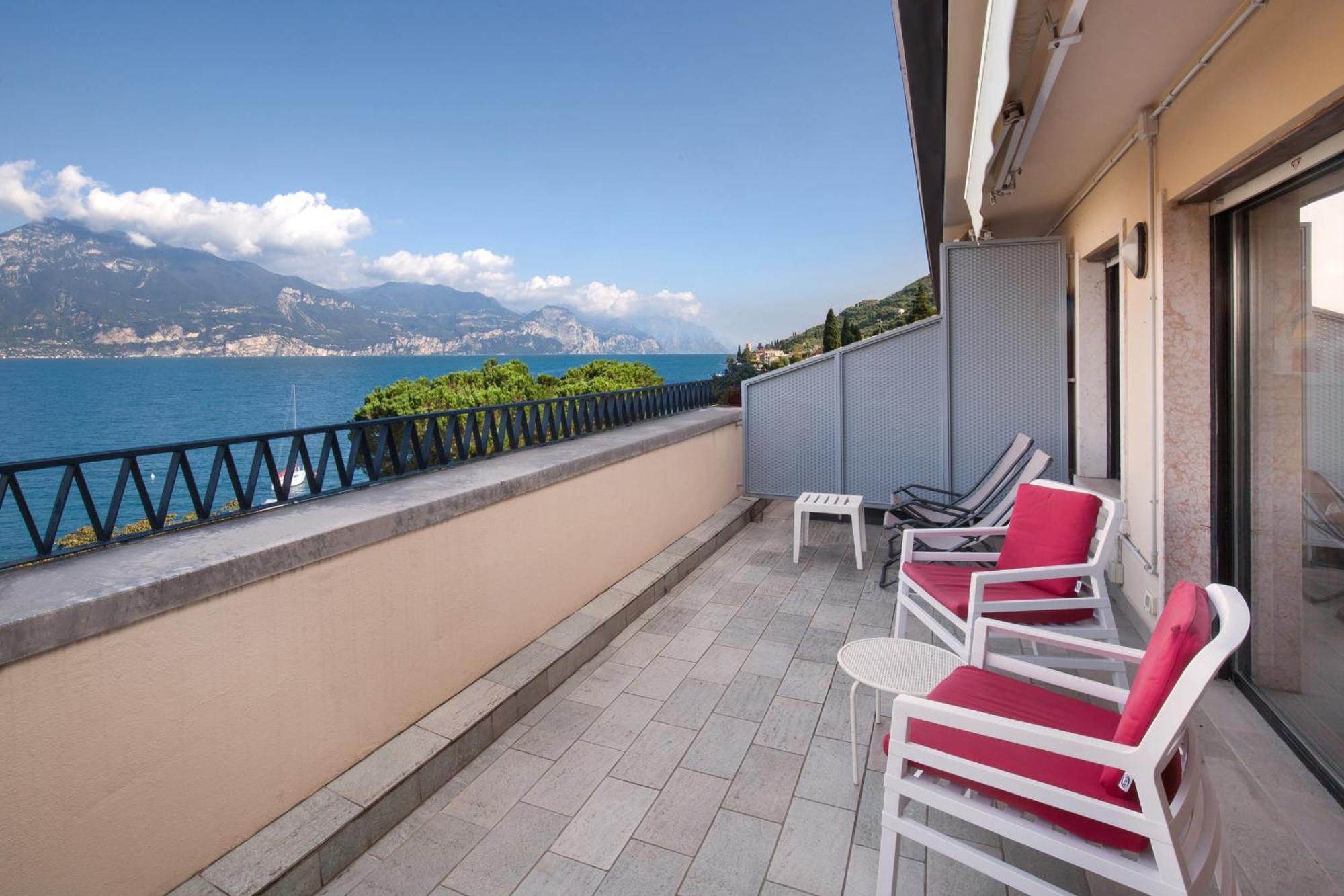 Apartamento Watercolor Loft Torri Del Benaco Exterior foto